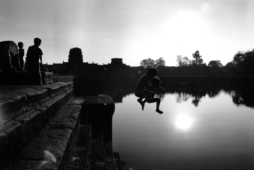 Early morning bathing at Angkor. Cambodia 1997 - © Carlo Sacco