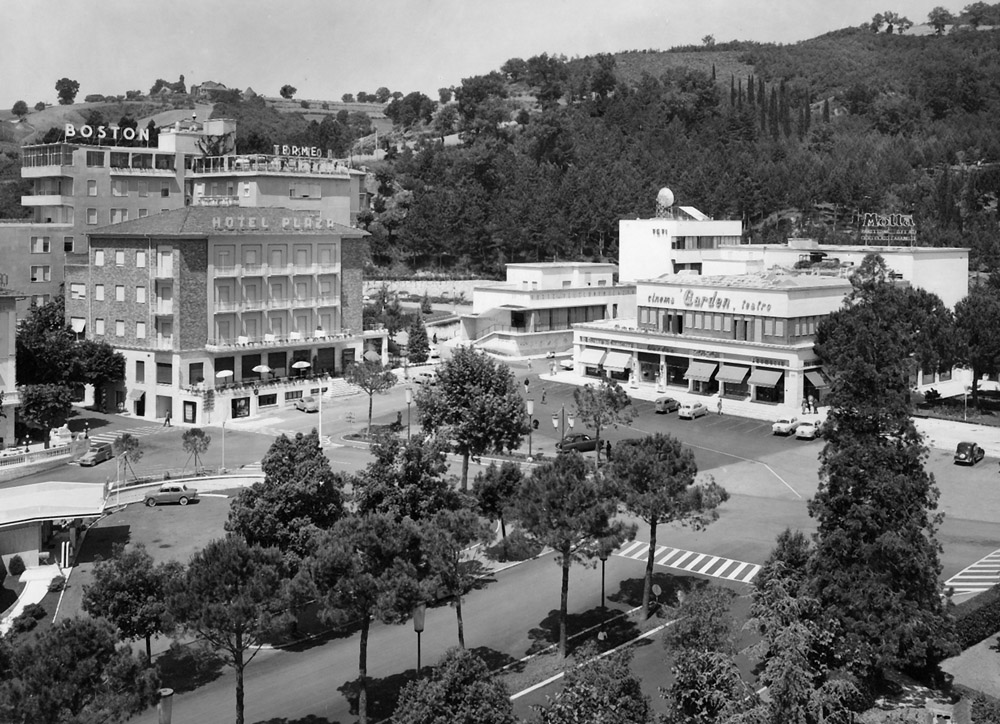 Chianciano, veduta di Piazza Italia e nuovo Cinema Garden - © Carlo Sacco