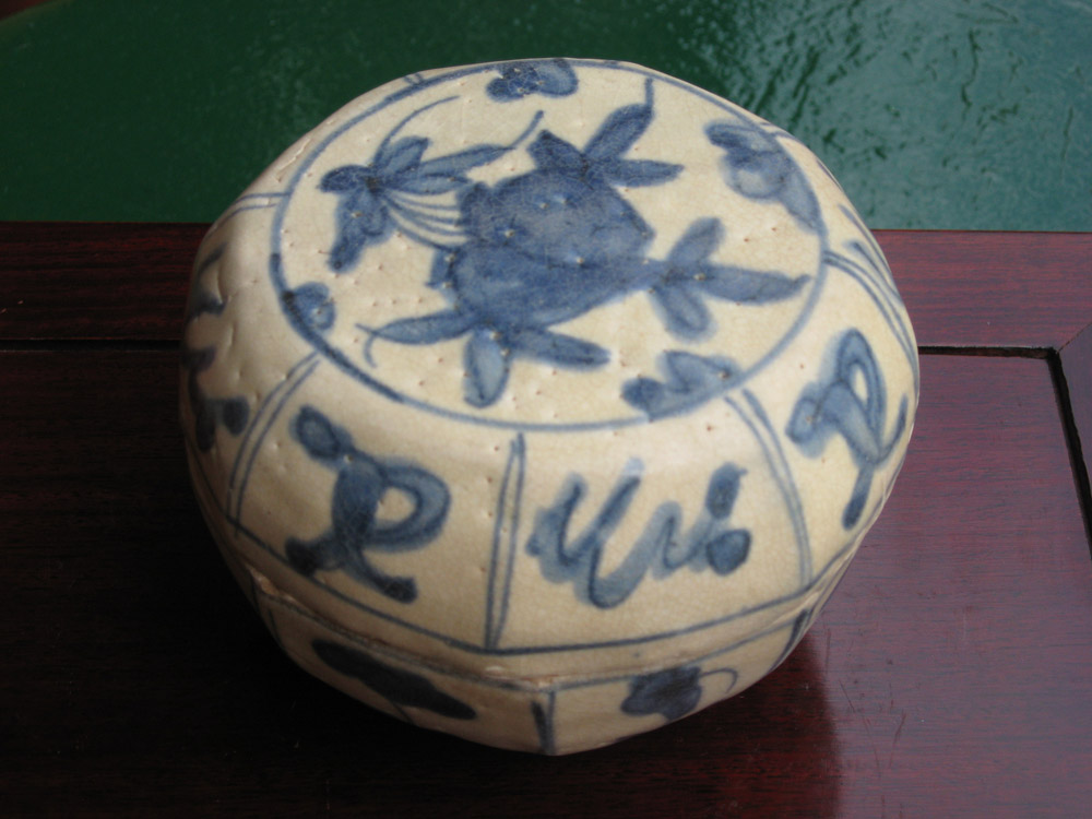 Sulawesi ceramic box, swatov type decoration.Ming period. 16th-17th cent.