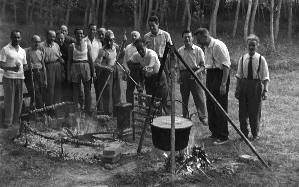 Cucina da campo improvvisata. Lago di Chiusi, primi anni '60 - © Carlo Sacco