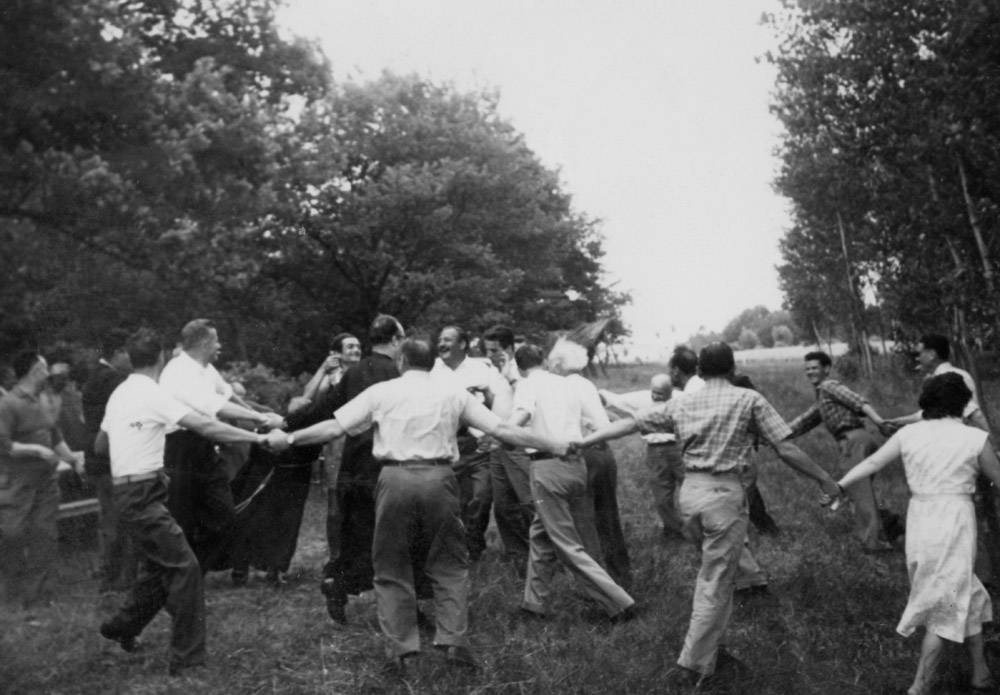 Girotondo sui prati al Lago di Chiusi, primi anni '60 - © Carlo Sacco