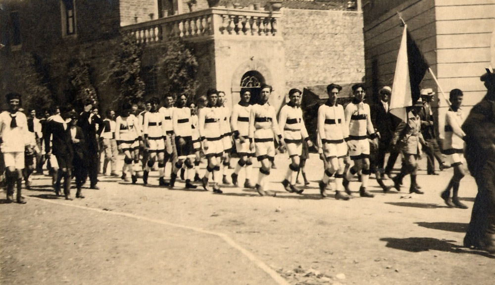 La prima squadra storica del Chiusi sfila in formazione, anni '30 - © Carlo Sacco