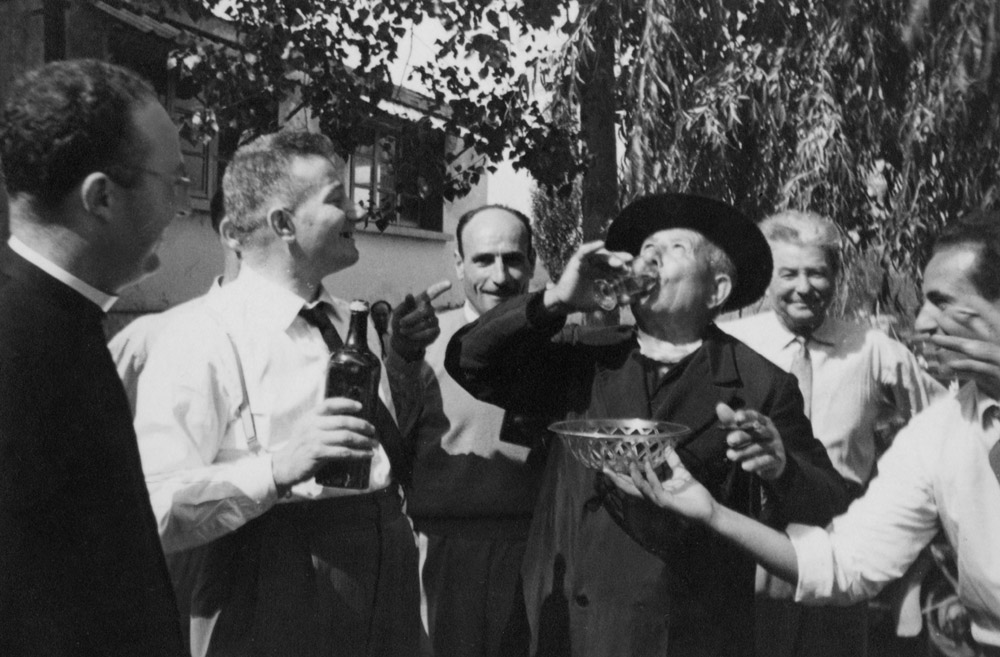 L'Arciprete Mannelli cede al vino. Lago di Chiusi, primi anni '60 - © Carlo Sacco