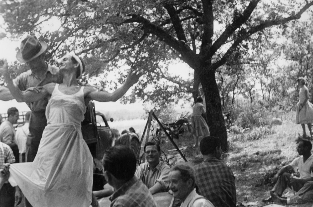 Sceneggiata sul pianale del camioncino, fine anni '50 - © Carlo Sacco