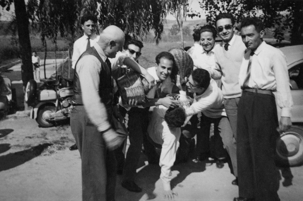 Si versa il vino sotto lo sguardo del Canuto. Lago di Chiusi, primi anni '60 - © Carlo Sacco