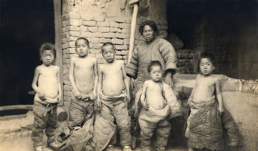 Children with disease caused by famine. Winter 1920-1921 - © Carlo Sacco