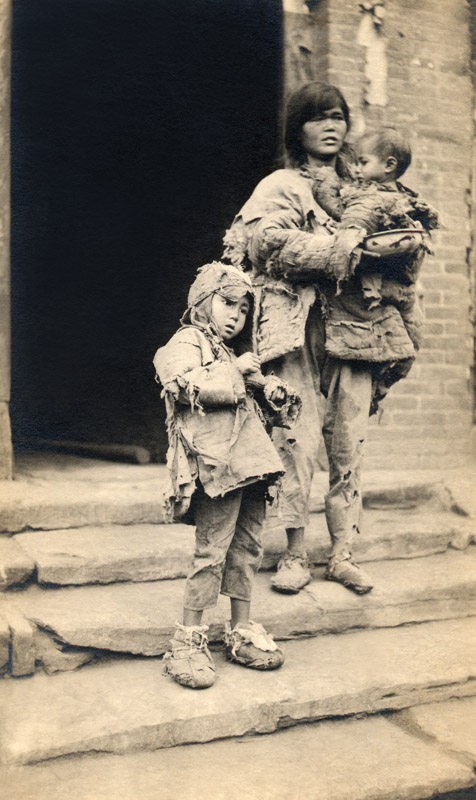 Famine. Photographer unknown, Silverprint 1920-1921 - © Carlo Sacco