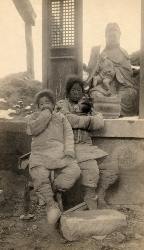 Famine. Photographer unknown, Silverprint 1920-1921. - © Carlo Sacco
