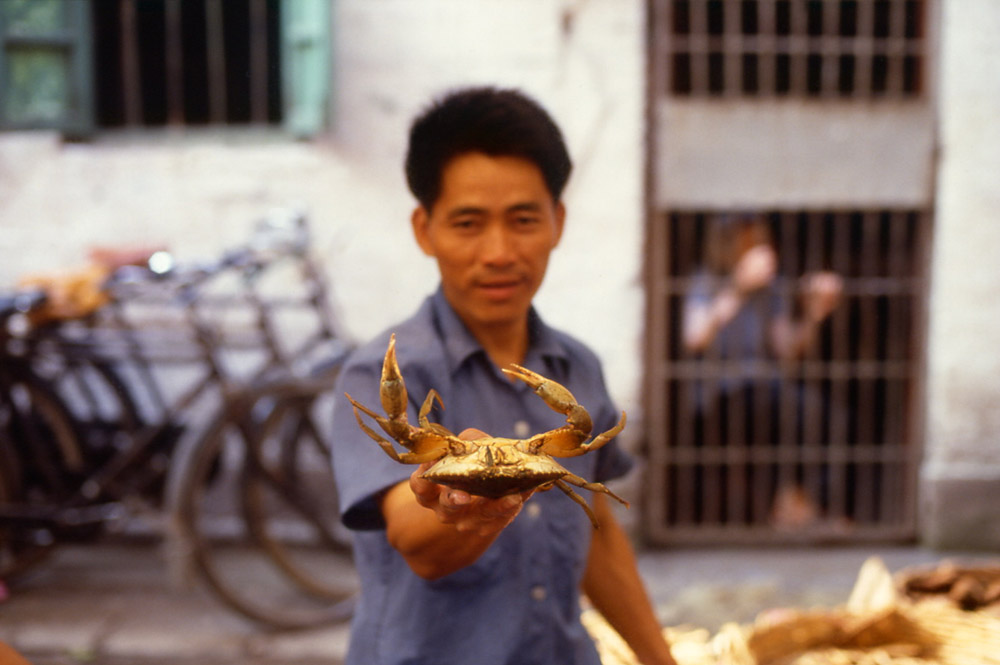 Crabs seller at Canton market, China 1983 - © Carlo Sacco
