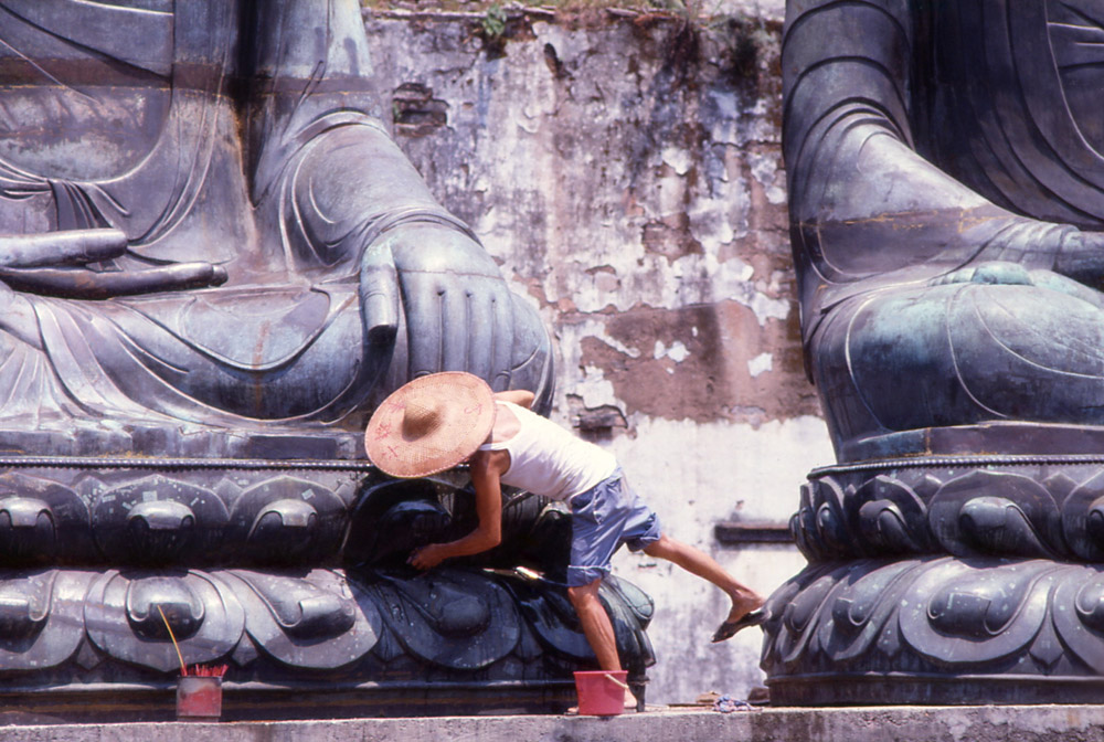 Cleaning of Gods. Canton, China 1983 - © Carlo Sacco