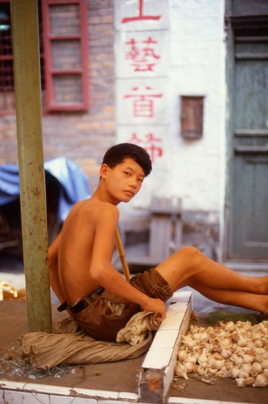 Garlic seller. Canton market, China 1983 - © Carlo Sacco