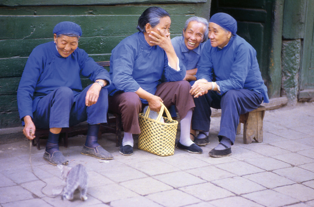 Women speaking outside their homes. Guilin, China 1983 - © Carlo Sacco