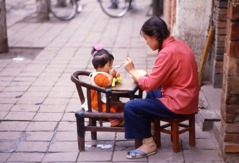 Mother's love. Guilin, China 1983 - © Carlo Sacco