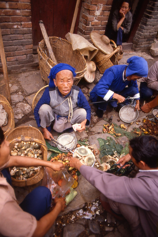 Mushrom market. Cheng Du, China 1983 - © Carlo Sacco