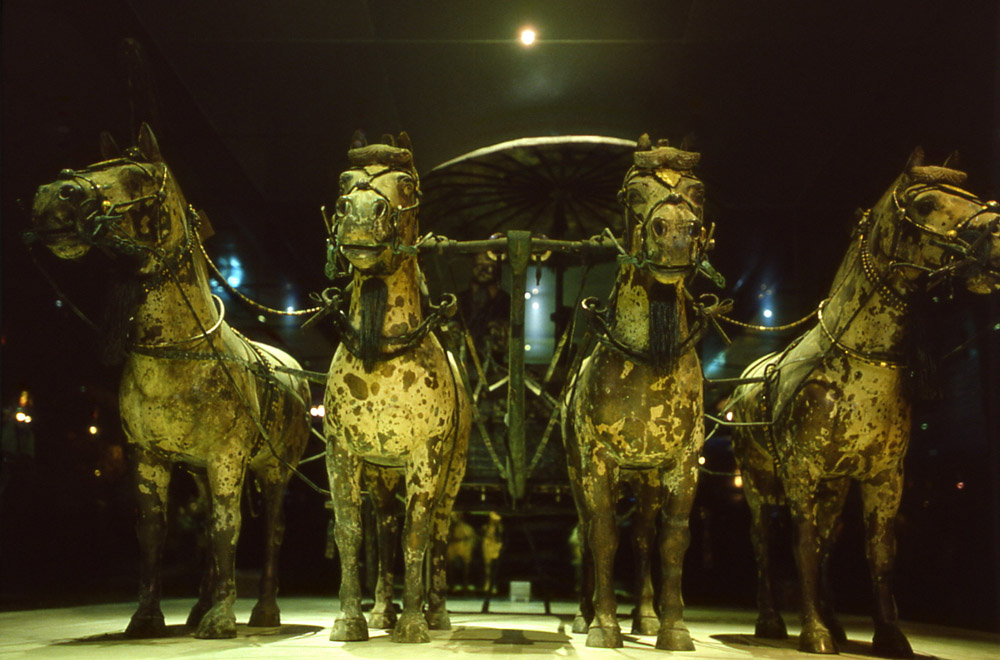 Bronze chariots. Xian museum, China 2005 - © Carlo Sacco