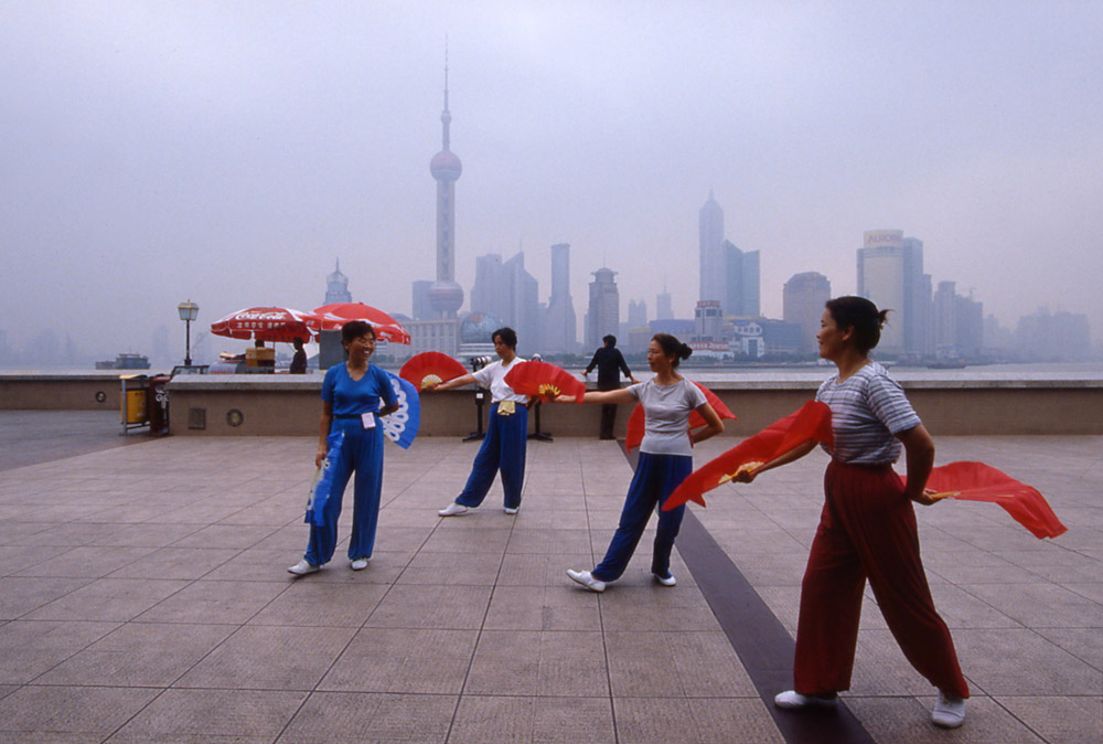 Tai chi chuan on the bund. Shanghai, China 2005 - © Carlo Sacco