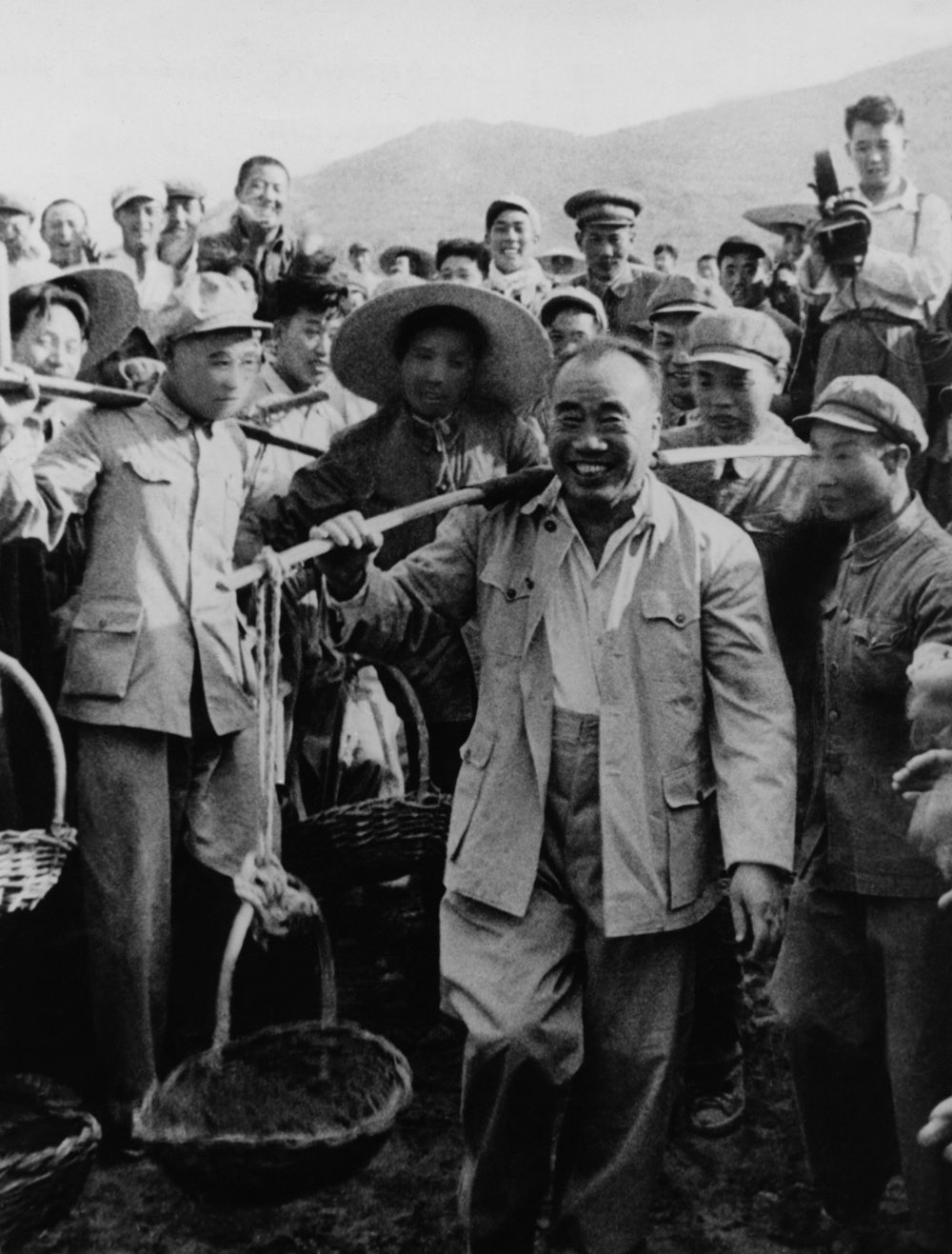 Zhou De the Chief of Long March working in a commune on '60 as a politic way of acting.
