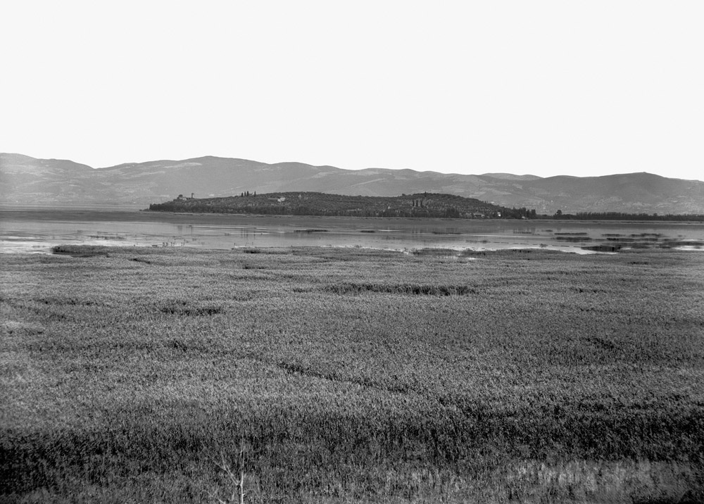 Veduta dell'Isola Polvese. Lago Trasimeno, 1960 - © Carlo Sacco