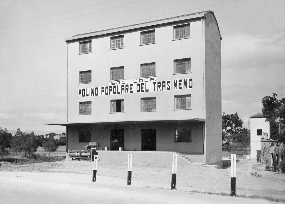 Molino Poplare del Trasimeno. Loc. Pucciarelli, Castiglione del Lago anni '50 - © Carlo Sacco