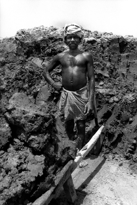 Worker on clay. Calcutta, India 1998 - © Carlo Sacco