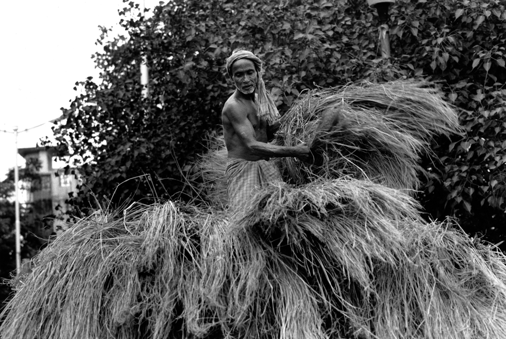 Loading boats along Hoogly. Calcutta, India 1998 - © Carlo Sacco