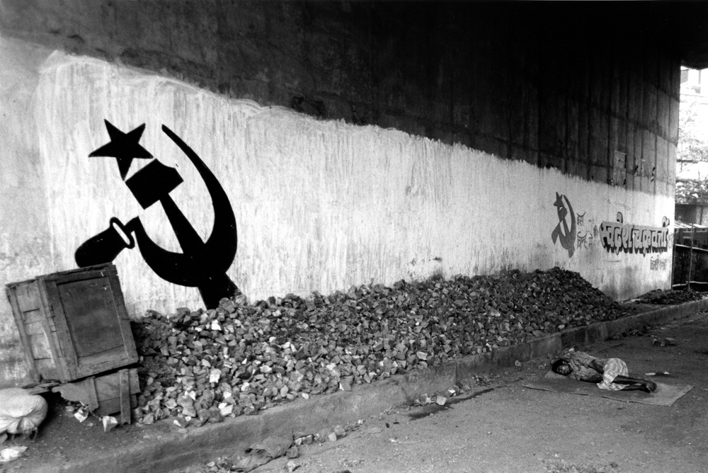 Homeless sleeping under a bridge. Calcutta, India 1998 - © Carlo Sacco