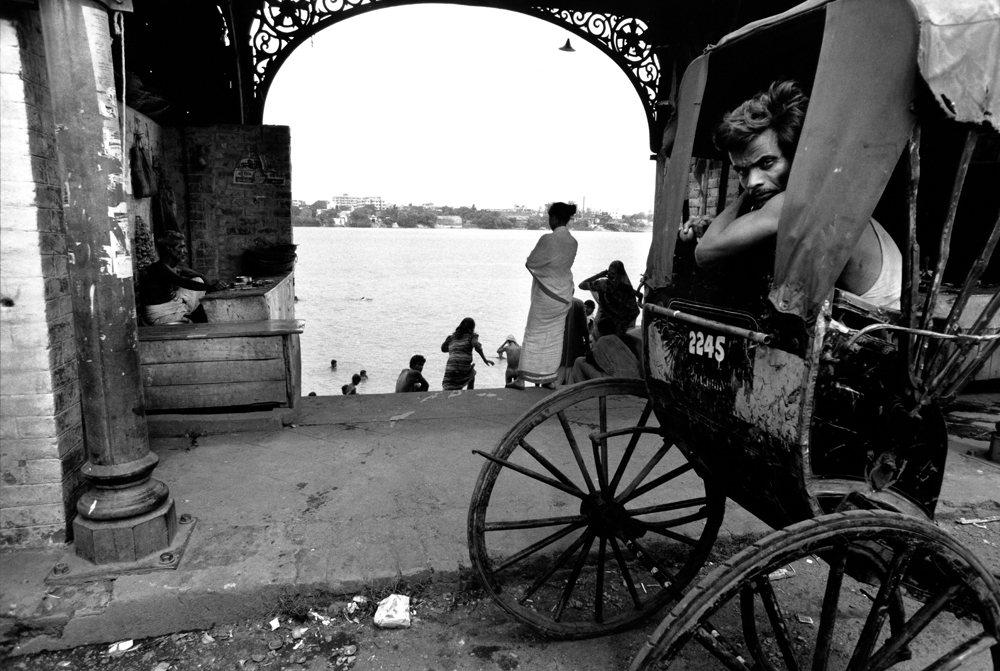 A rickshaw driver along Strand Road. Calcutta, India 1998 - © Carlo Sacco