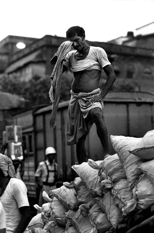 Fatigue. Posta, Calcutta, India 1998 - © Carlo Sacco