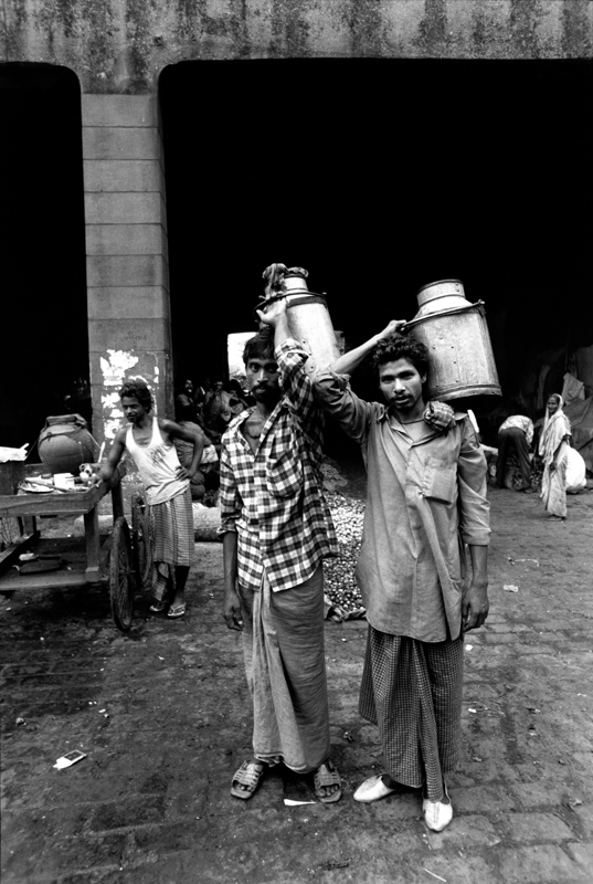 Milk sellers under Howrah bridge. Calcutta, India 1998 - © Carlo Sacco