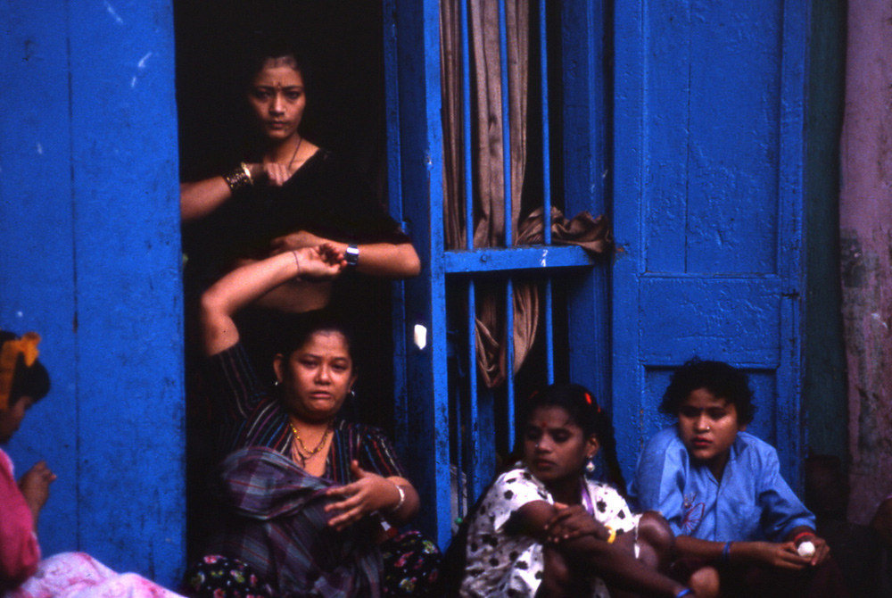 Stones against camera. Falkland Road, Mumbai, India 1985 - © Carlo Sacco