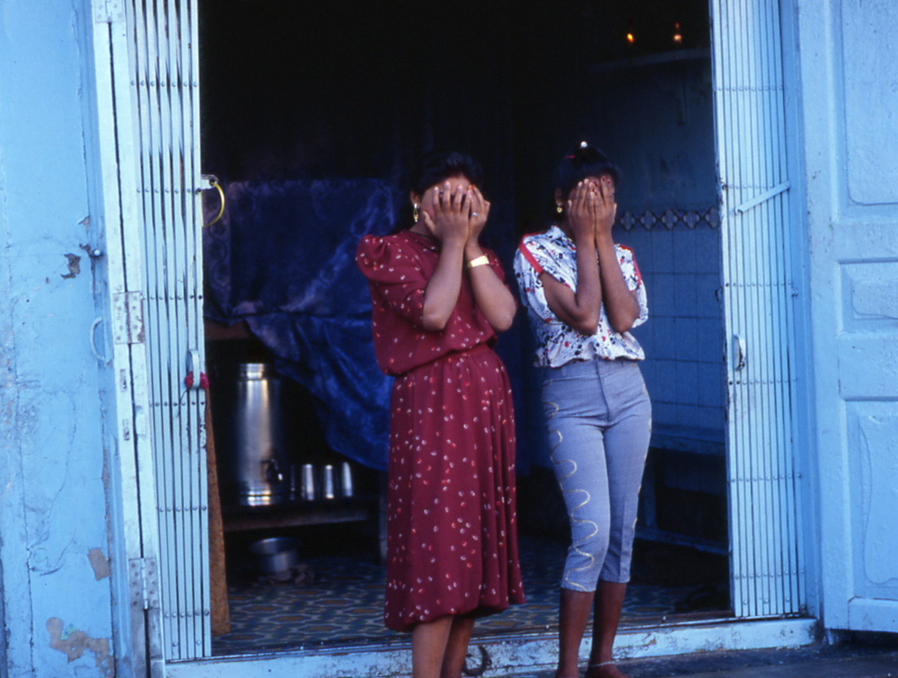 Prostitutes refusing to be shooted. Falkland Road, Mumbai - © Carlo Sacco