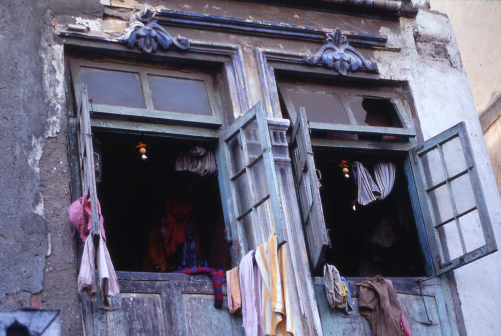 Fatiscent Falkland Road. Mumbai, India 1989 - © Carlo Sacco