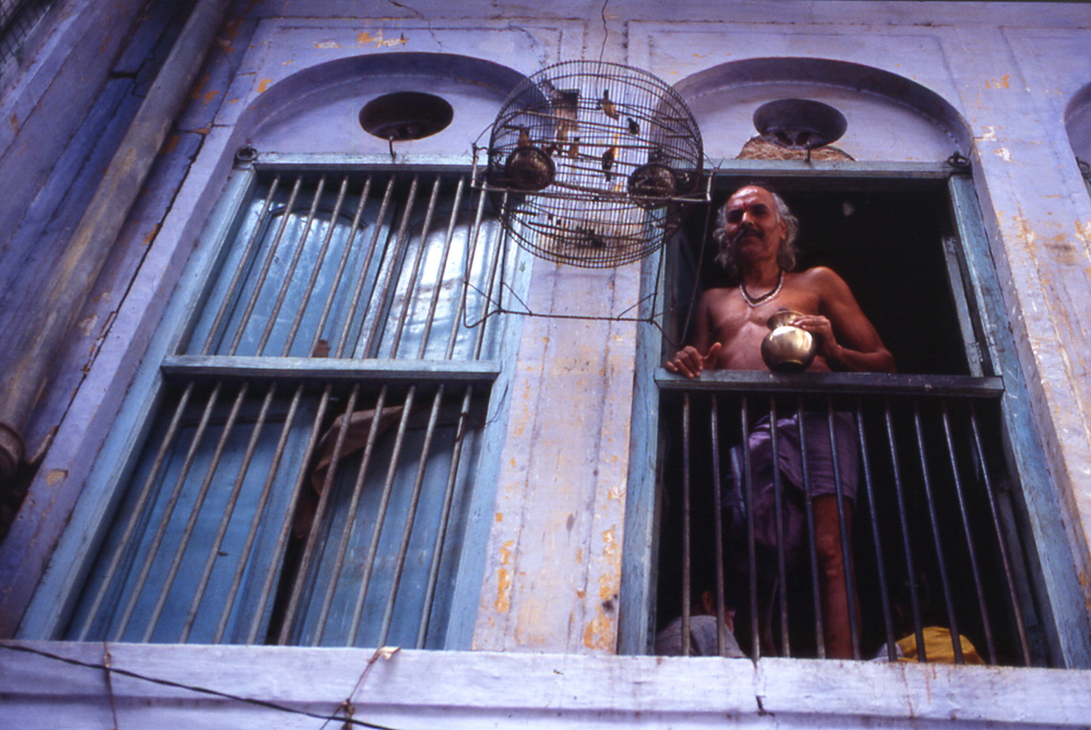 Cages for two. Falkland Road, Mumbai, India 1989 - © Carlo Sacco