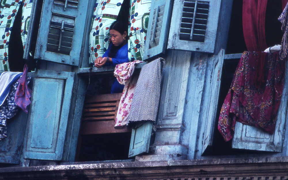 Fatiscent windows and nepali woman. Falkland Road, Mumbai, India - © Carlo Sacco