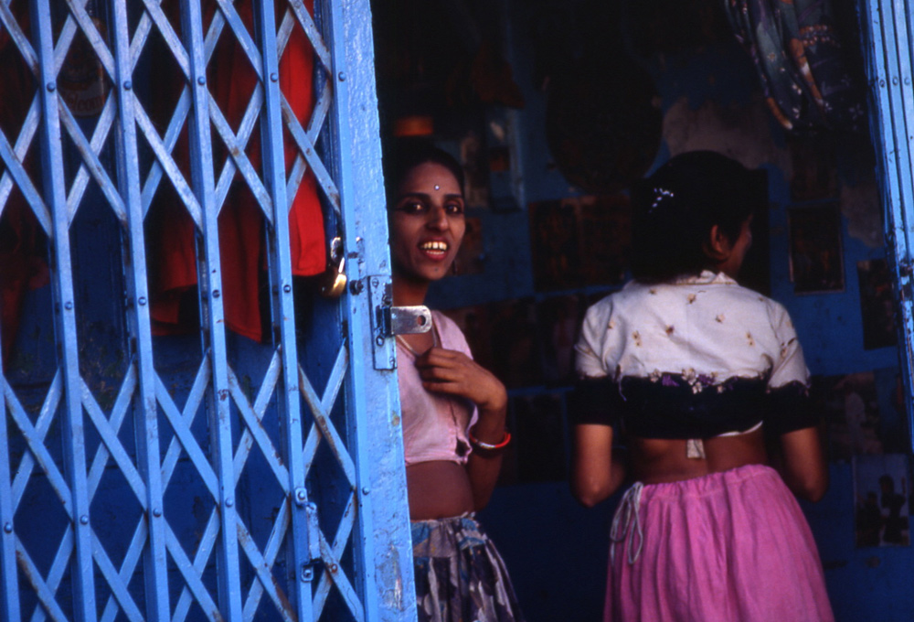 Inviting for love Falkland Road. Mumbai, India 1989 - © Carlo Sacco