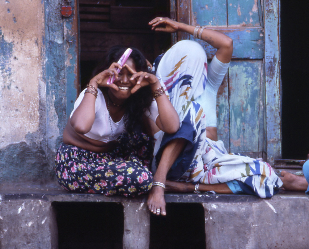 Shooting allowed. Falkland Road, Mumbai, India 1989 - © Carlo Sacco