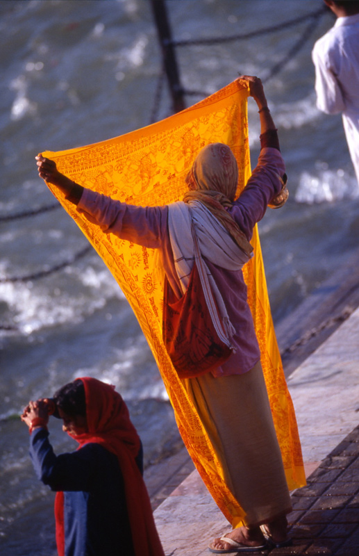 Trasparencies on Har ki Pairi from press tower. Hardwar 1998 - © Carlo Sacco