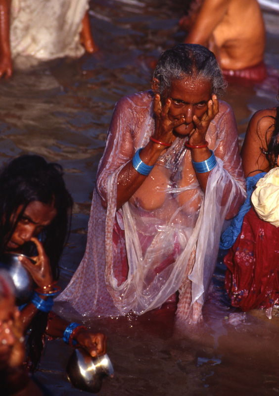 Old woman bathing. Nashik, India 1991 - © Carlo Sacco