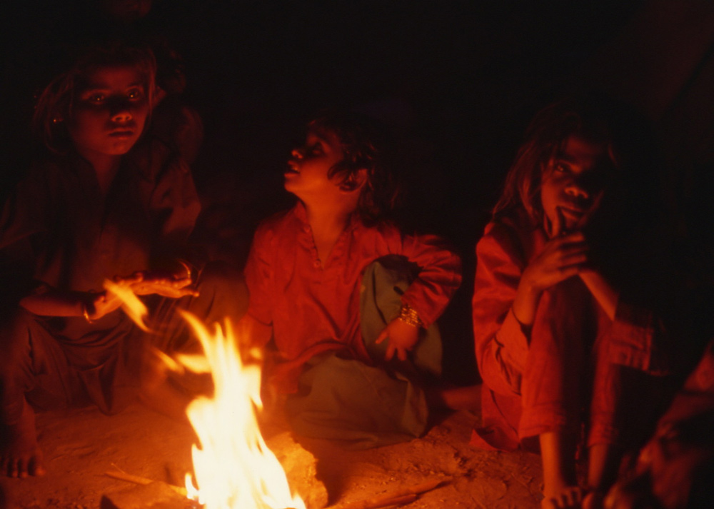 Near the fire at night. Hardwar 1998 - © Carlo Sacco