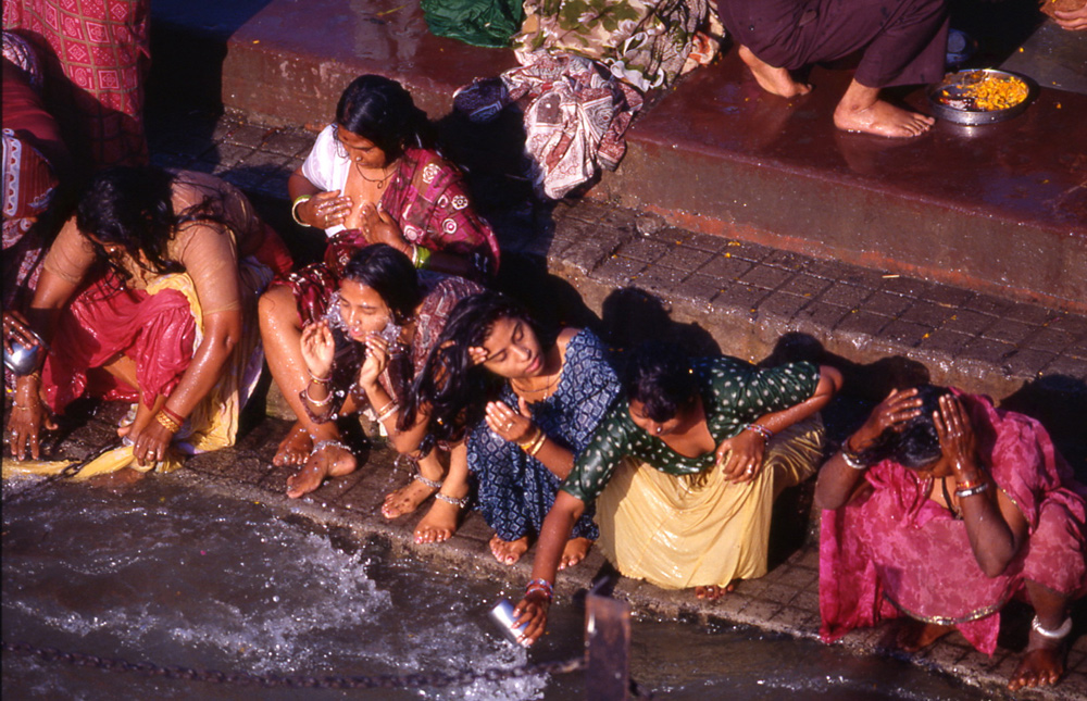 Bathing seen from press tower. Hardwar 1998 - © Carlo Sacco