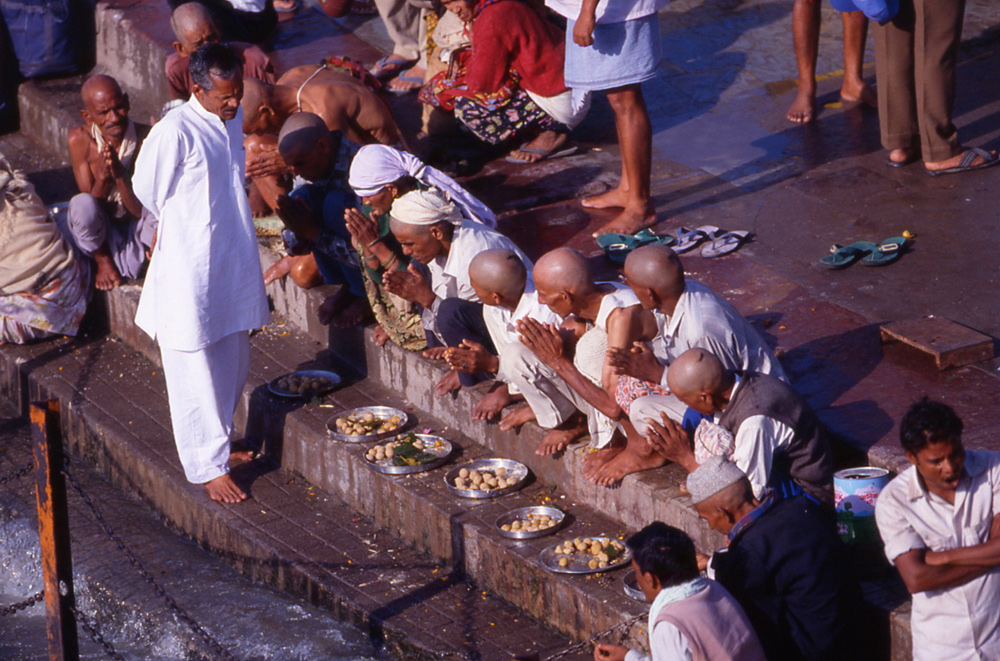 Pilgrims on Har ki pairi - Hardwar 1998 - © Carlo Sacco