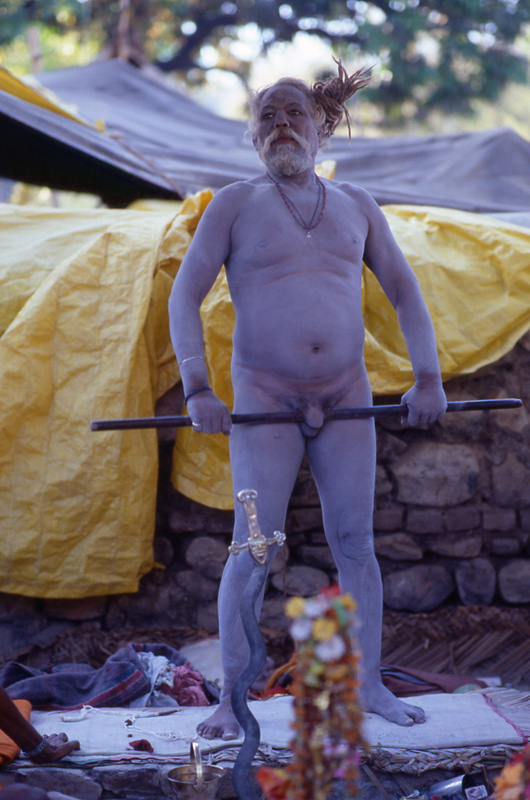 A Sadhu during his performance. Kumbh Mela, Hardwar 1998 - © Carlo Sacco