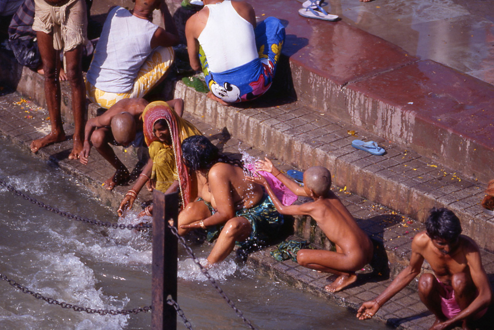 Bathing Time. Har ki Pairi, Hardwar, India 1998 - © Carlo Sacco