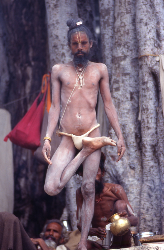 Early morning encounters. Kumbh Mela, Nashik, India 1991 - © Carlo Sacco