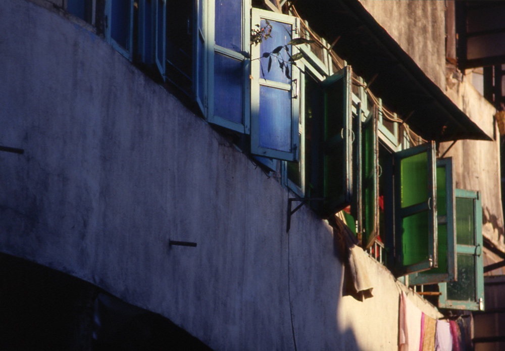 Coloured windows. Mumbai, India 1989 - © Carlo Sacco