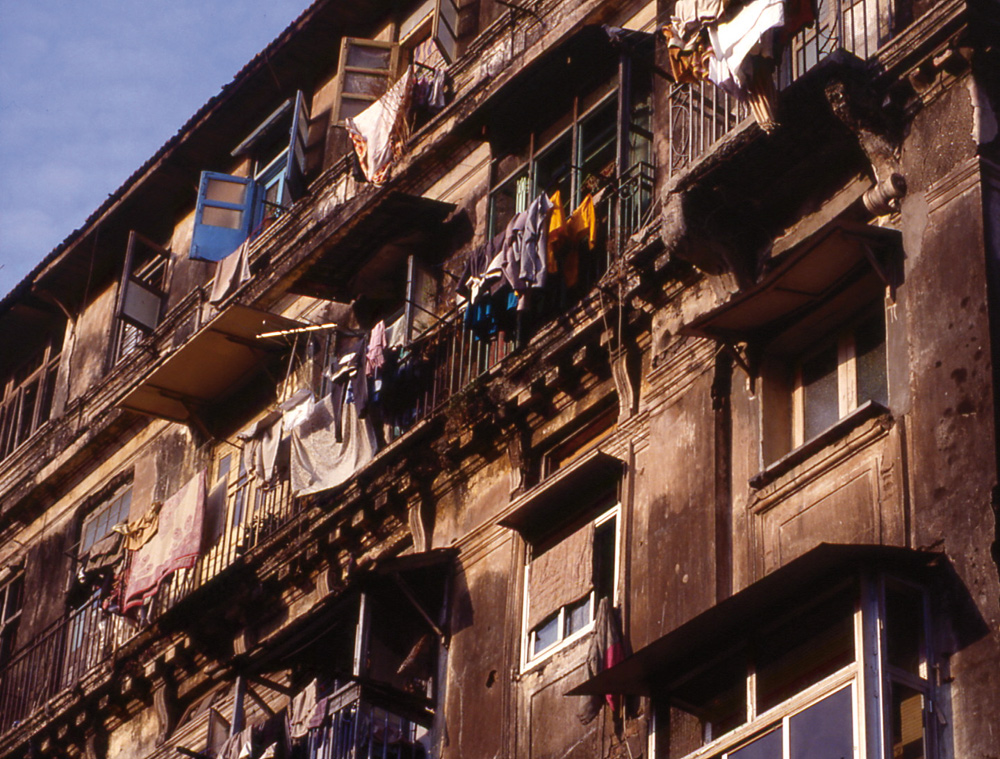 Dark walls. Mumbai, India 1989 - © Carlo Sacco