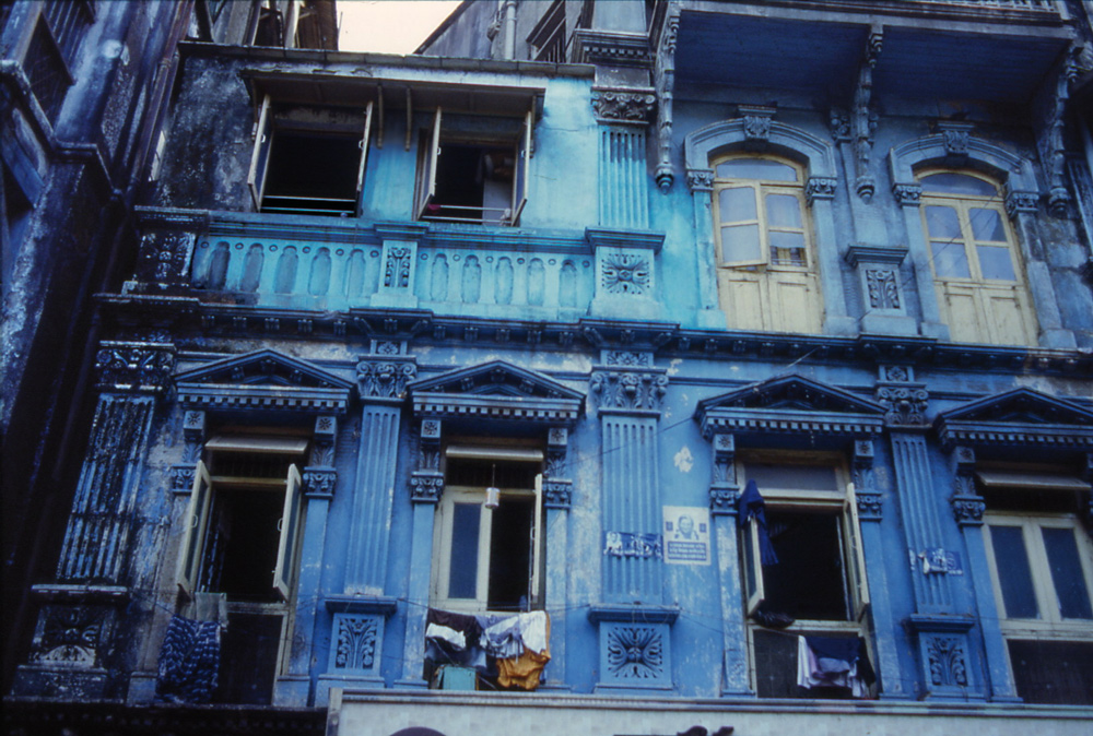 Victorian and fatiscent Mumbai. India 1993 - © Carlo Sacco