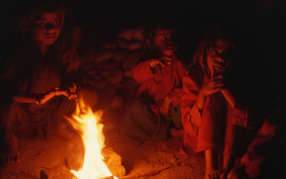 Beggar children near fire. Kumbh Mela, Hardwar, India 1998 - © Carlo Sacco