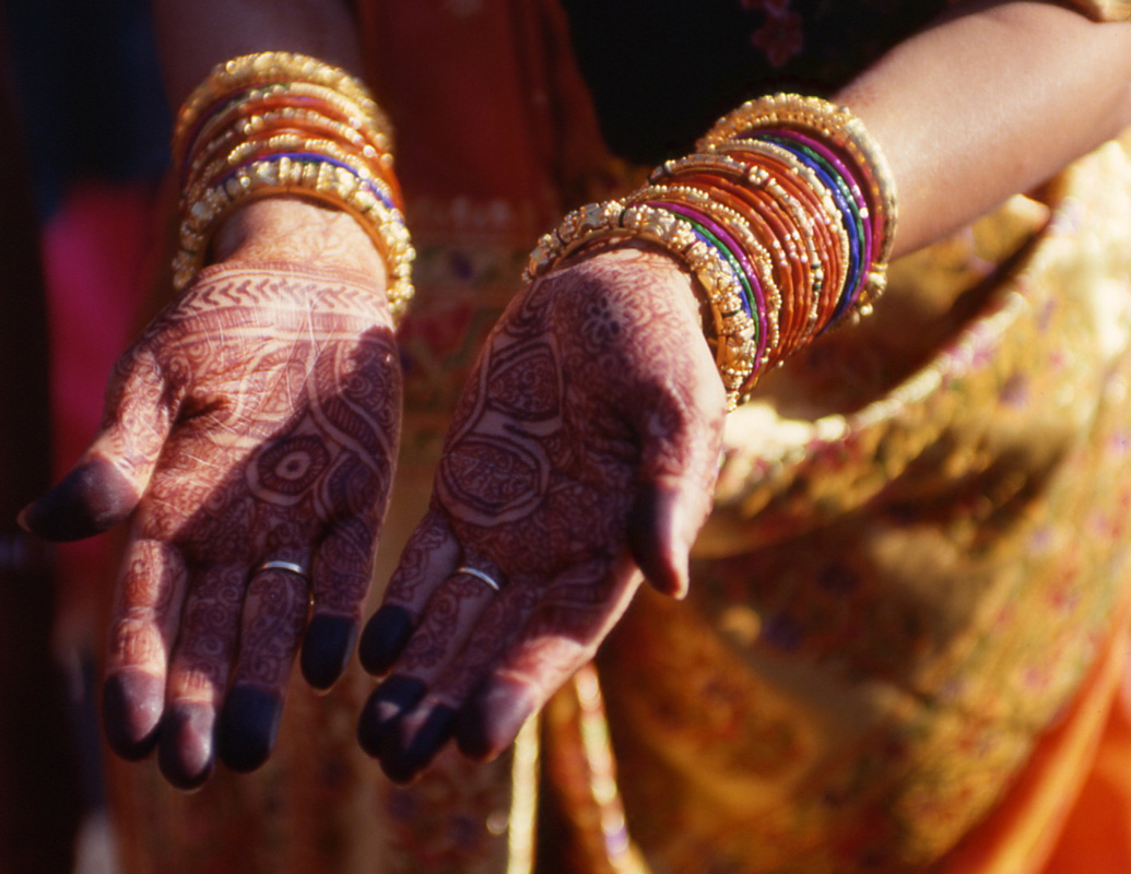 Tattoo for wedding. Mumbai, India 1991 - © Carlo Sacco