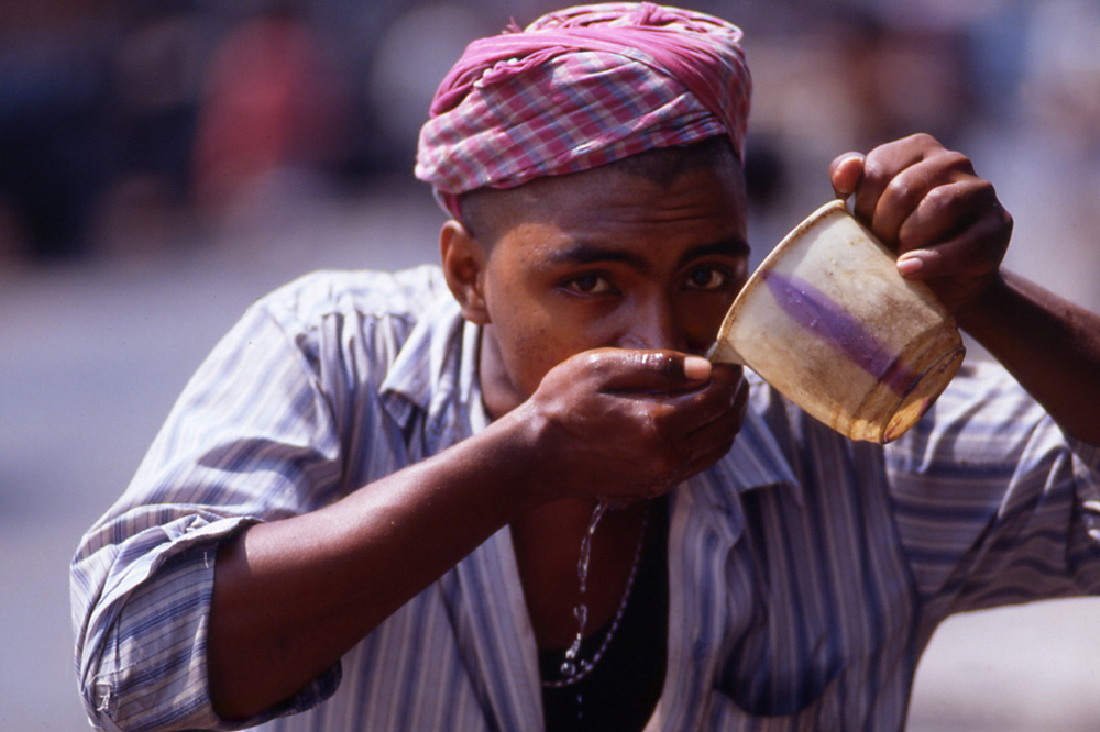 Drinking water after hard work. Calcutta, India 1998 - © Carlo Sacco